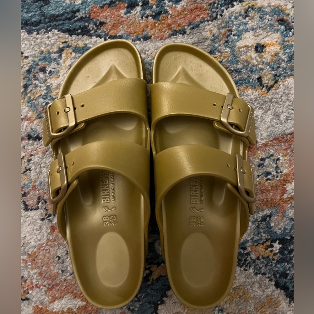 Birkenstock Women's Essentials Arizona Footbed Sandal Metallic Gold